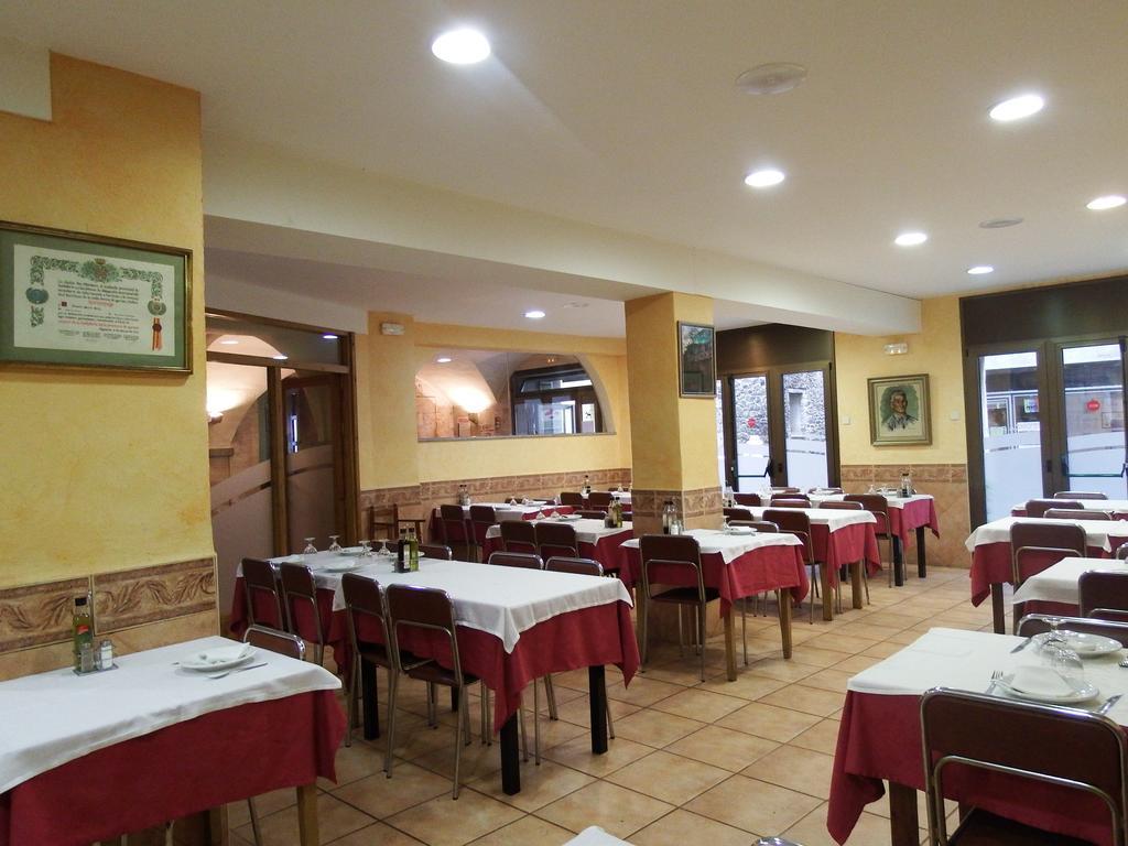 Apartamentos Fonda Finet Sant Feliu De Pallerols Bagian luar foto