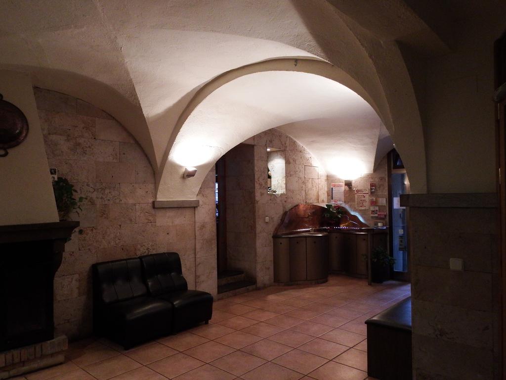 Apartamentos Fonda Finet Sant Feliu De Pallerols Bagian luar foto