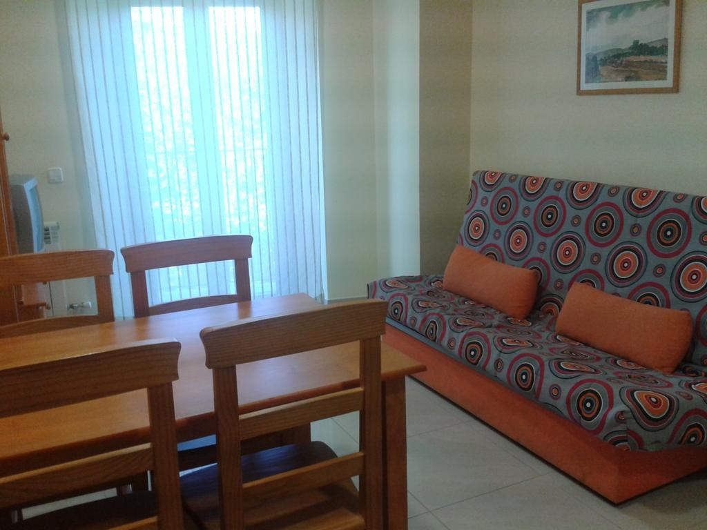 Apartamentos Fonda Finet Sant Feliu De Pallerols Ruang foto