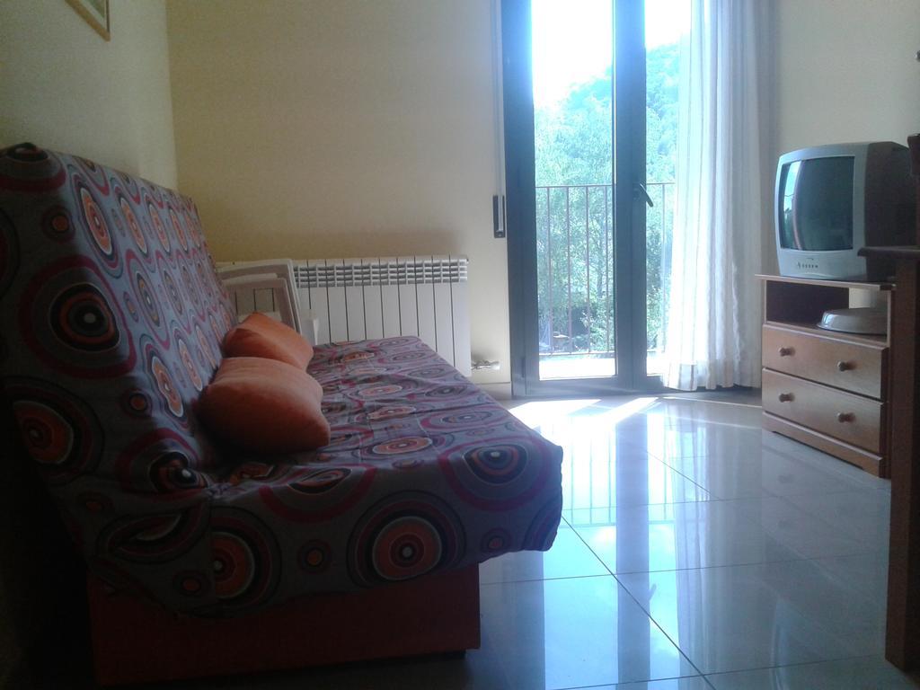 Apartamentos Fonda Finet Sant Feliu De Pallerols Bagian luar foto