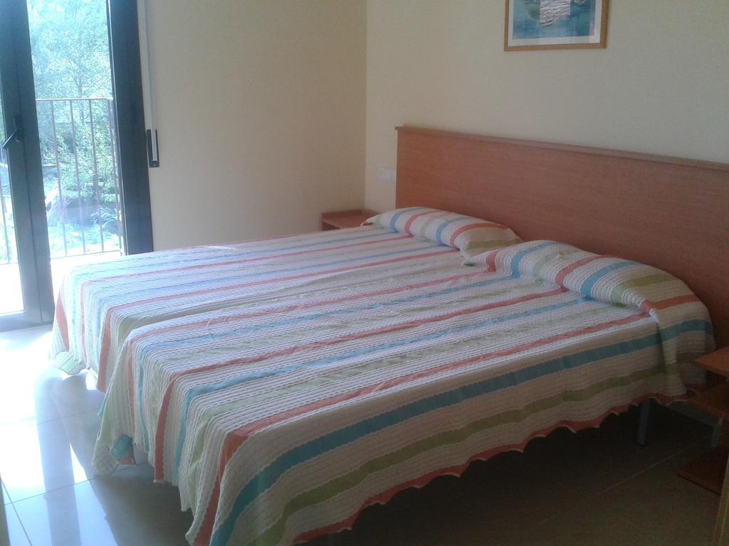 Apartamentos Fonda Finet Sant Feliu De Pallerols Ruang foto